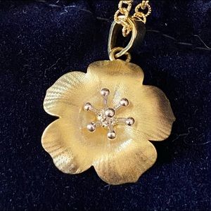 14K yellow gold white gold flower pendant necklace
